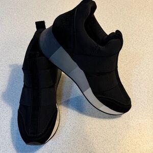 Donald Pliner Prix Fashion Sneakers Ladies size 9